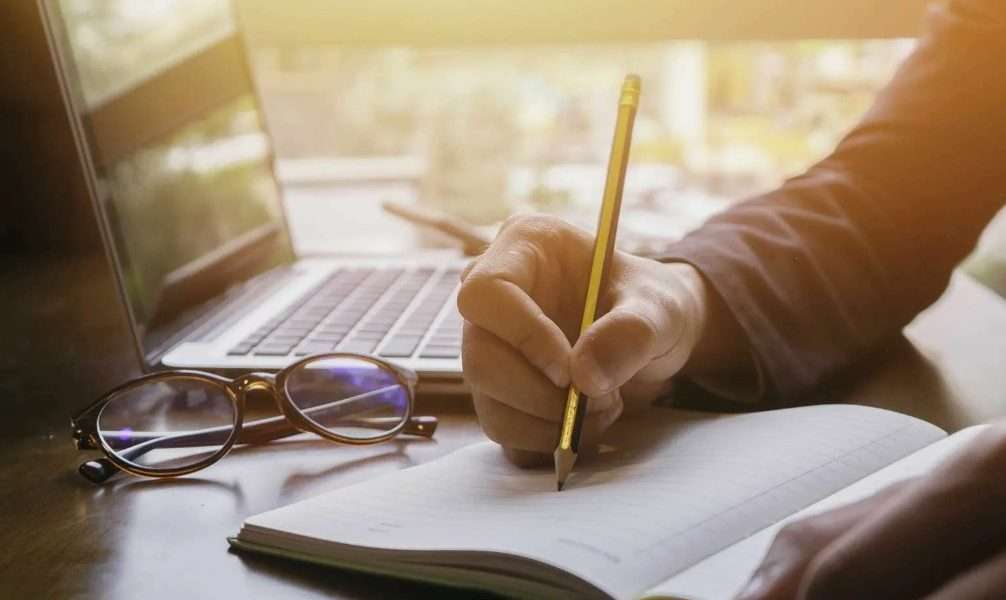 Academic Ghostwriting With WritGuru: A Smart Solution for Busy Students