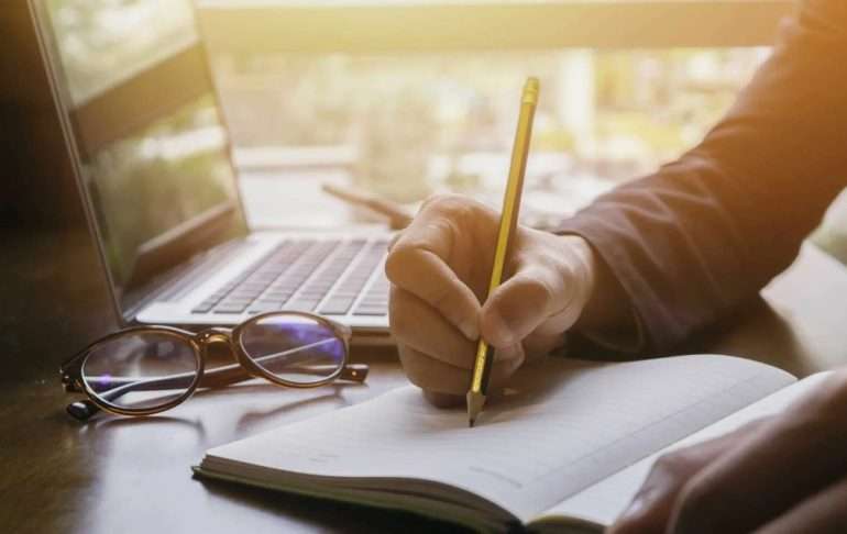 Academic Ghostwriting With WritGuru: A Smart Solution for Busy Students